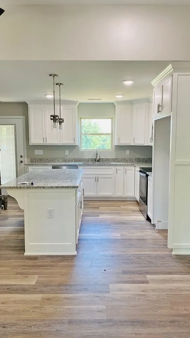 Charming 3 Bedroom, 2 Bath home. — Photo 4