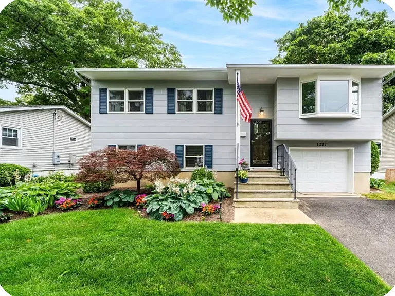 1227 Gardens Ave — Photo 12