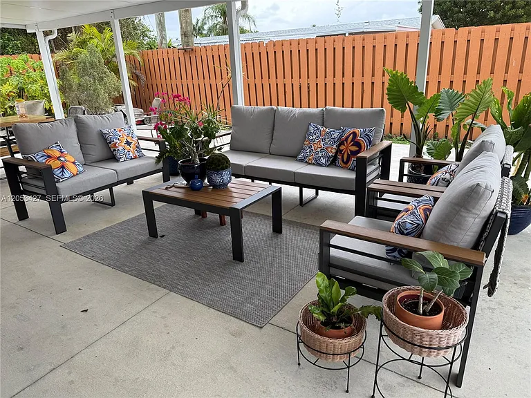 1701 SW 72nd Ct — Photo 3