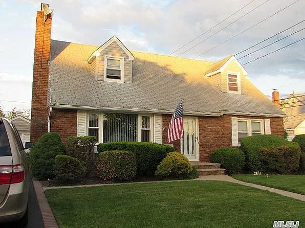 1667 Beech St, Wantagh, NY 11793