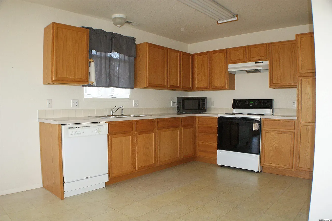 3 bed, 2.5 bath, 1600 sqft, $750 — Photo 1