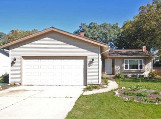 2406 Glenwood Ln, McHenry, IL 60051