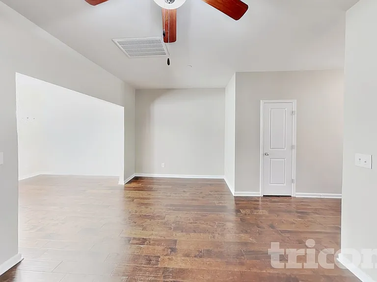 305 Woodfern Ct — Photo 2