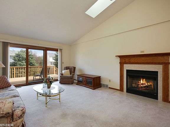 Wonderful natural light! Step out onto the deck and enjoy the sunshine and on those chilly evenings 