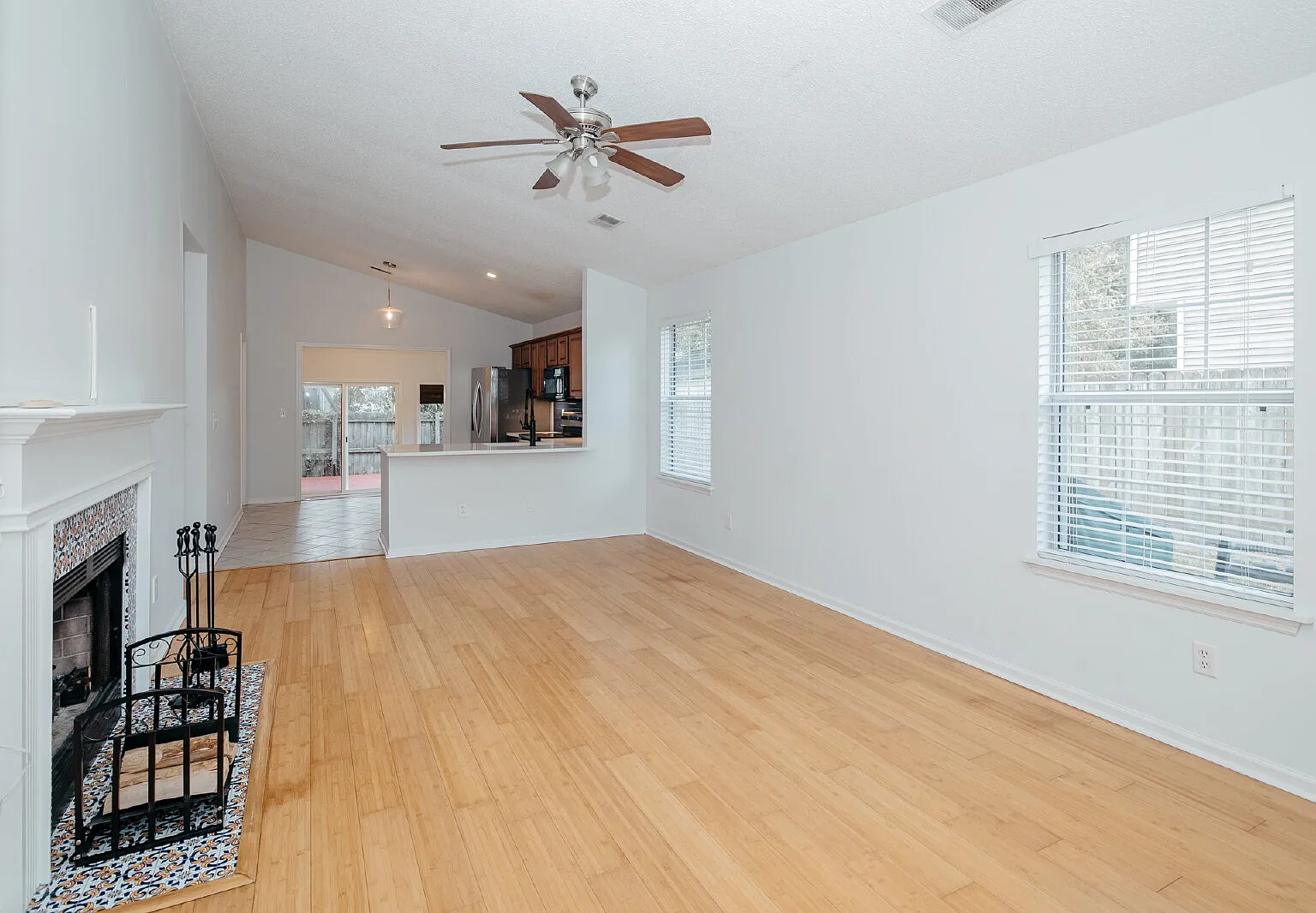 3 bed, 2.0 bath, 1342 sqft, $2,400 — Photo 4