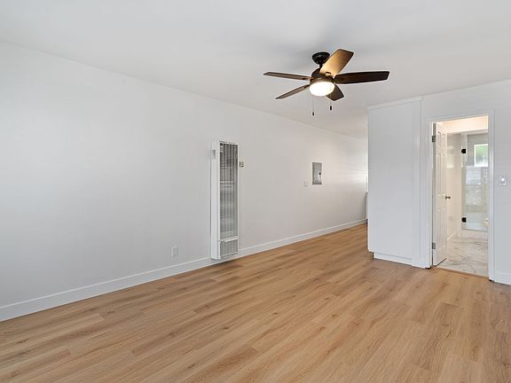 5th image of 1637 Irvine Ave APT D