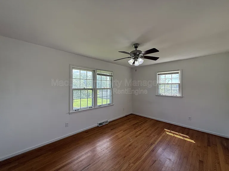 1804 Sherwood Dr — Photo 16