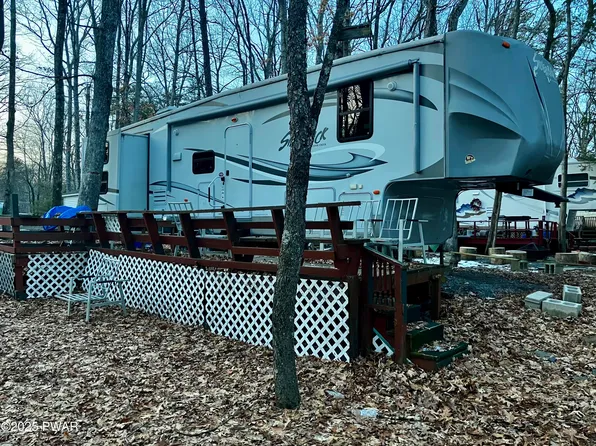 142 Dingman Dr, Milford, PA 18337