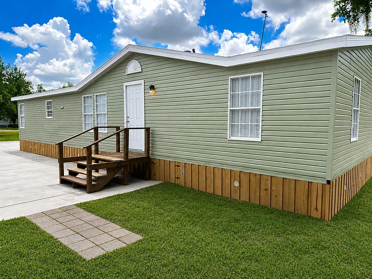 131 Oak Dr — Photo 1