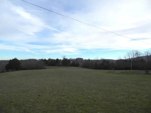 817 Butter & Egg Rd, Jacksboro, TN 37757