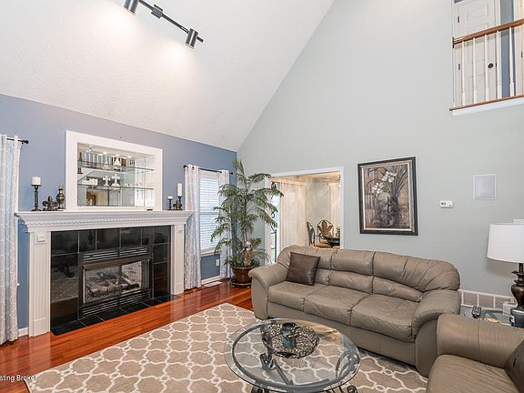 3rd image of 627 Autumn Glen Dr