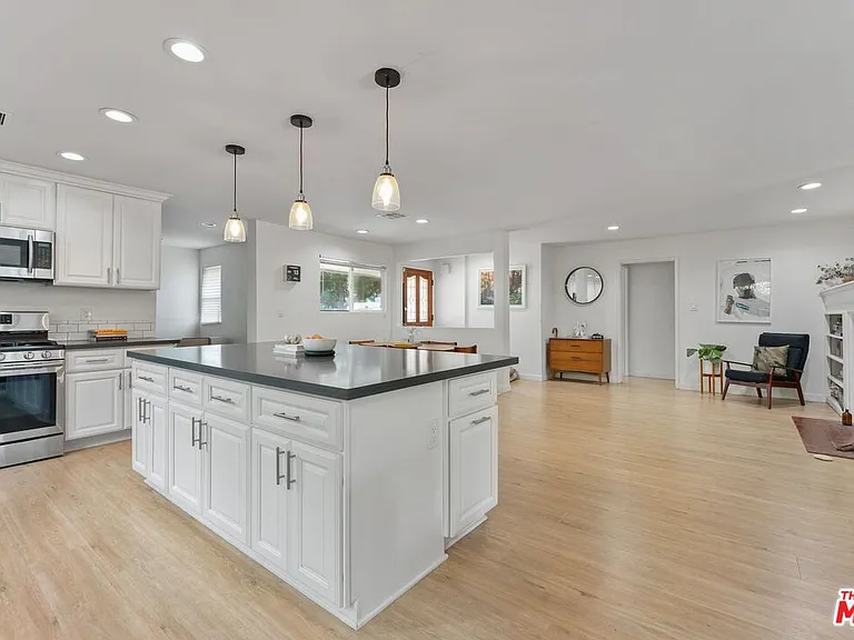 5211 Allott Ave — Photo 8