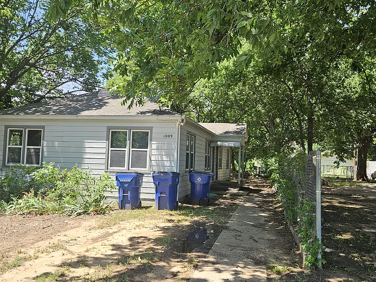 1035 W Ash Ave #B — Photo 1