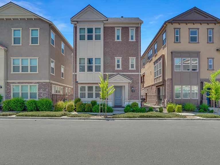 Lexington Ln — Photo 30
