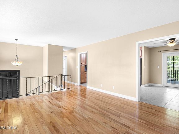 4th image of 1600 Barcelona Dr