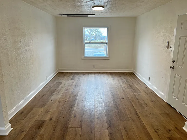 711 W Eastland St #B — Photo 9