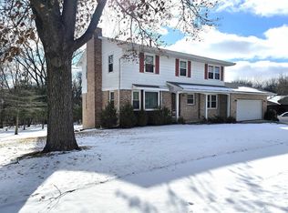 1 Wildwood Ct, Pekin, IL