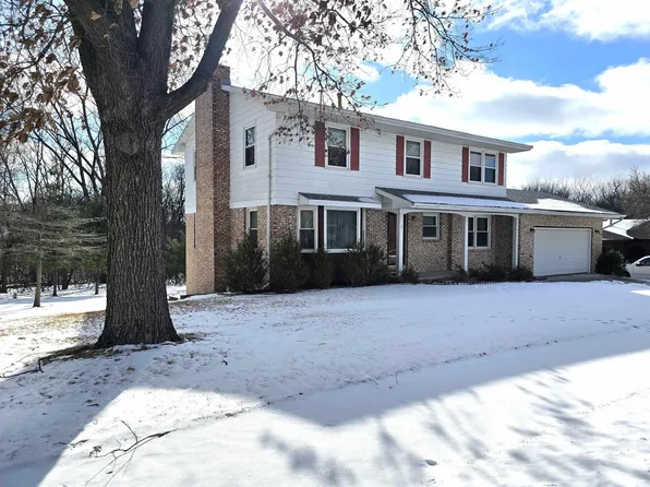 1 Wildwood Ct, Pekin, IL 61554