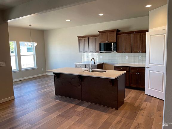 4th image of 1044 Vista Ave