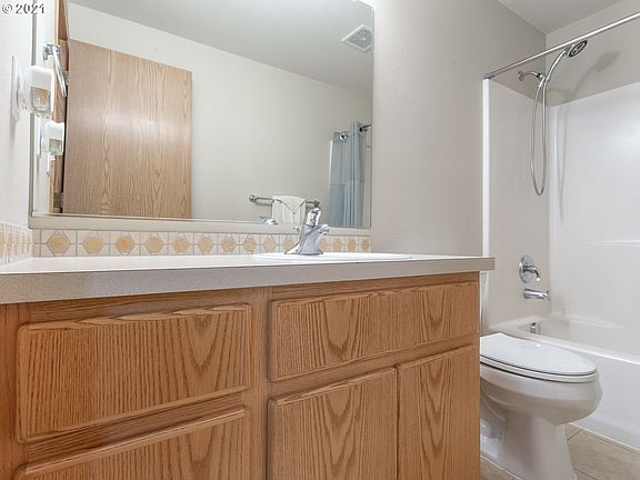 5th image of 122 NW 49th Cir