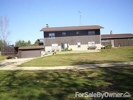 Back of house : you can see both garages