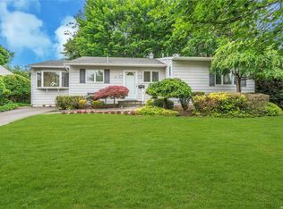 41 Diamond Dr, Plainview, NY 11803