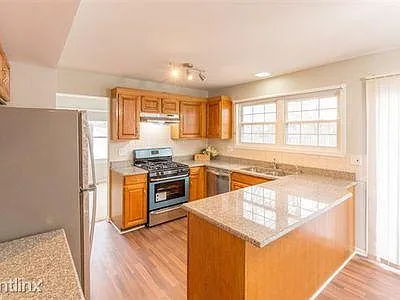 4 bed, 2.5 bath, 2096 sqft, $3,500 — Photo 3