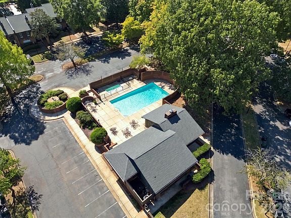 2nd image of 5805 Sharon Rd APT E
