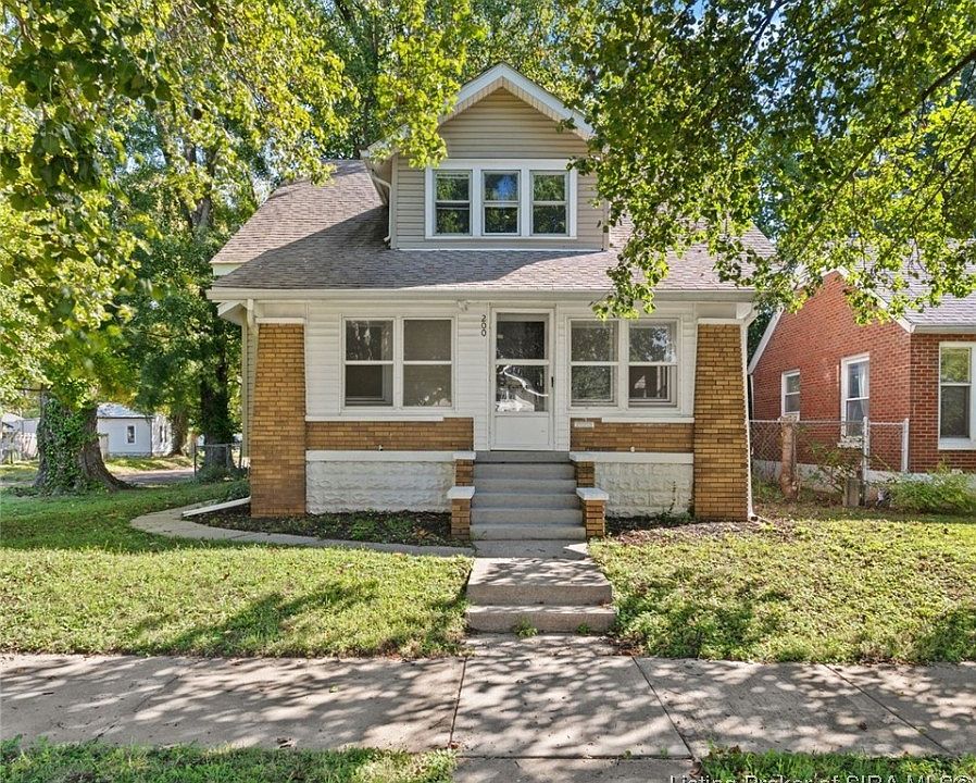 1st image of 200 S Oak Street
