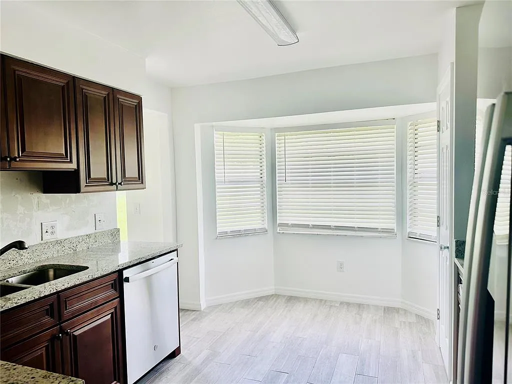 3 bed, 2.0 bath, 1211 sqft, $1,800 — Photo 4