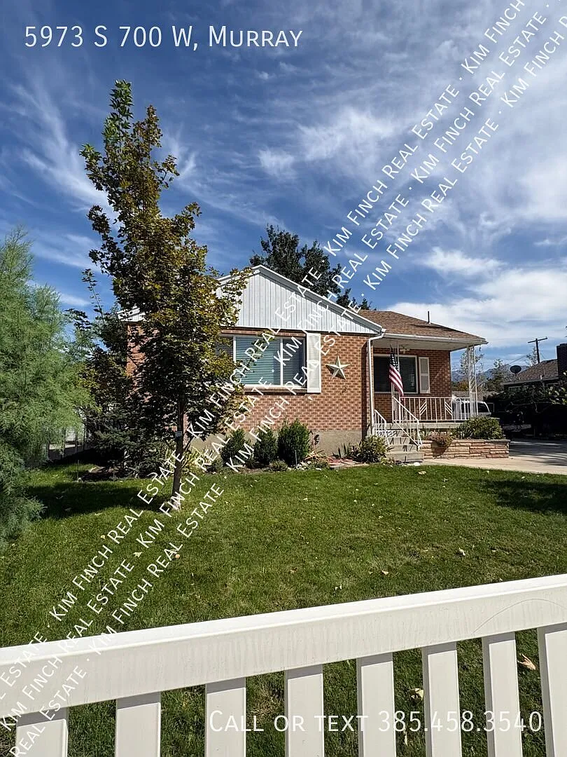 4 bed, 1.5 bath, 2400 sqft — Photo 4