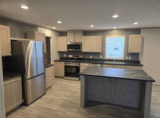 415 NW Poplar Ave #17W, Earlham, IA 50072