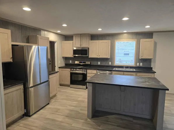 415 NW Poplar Ave #17W, Earlham, IA 50072