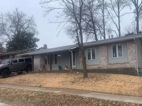 1763 Redcoat Dr, Maryland Heights, MO 63043