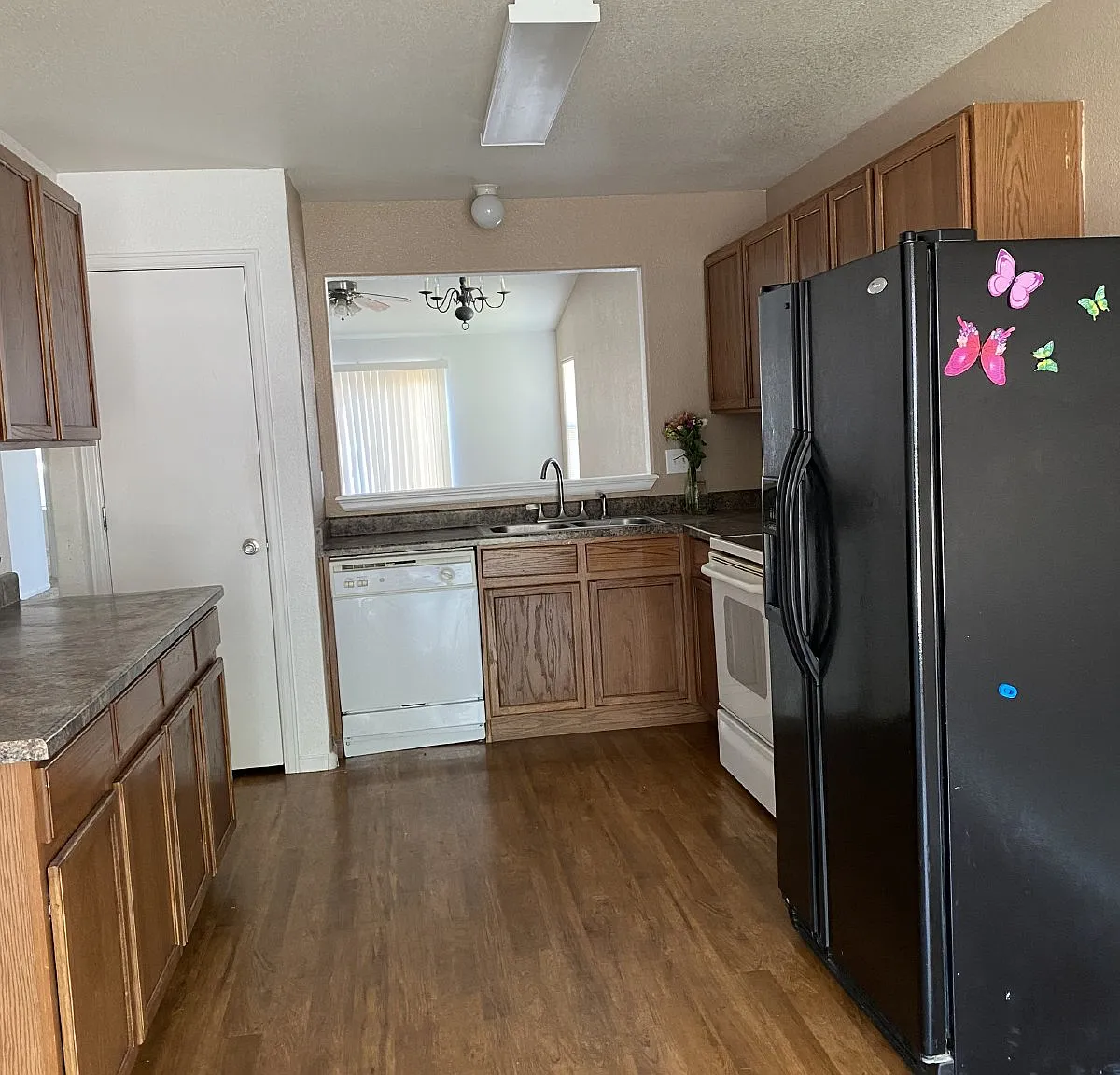 3 bed, 2.0 bath, 1447 sqft, $2,185 — Photo 3