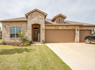 1099 Admiral Dr, Azle, TX 76020