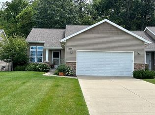 211 Barrington Cir, Lansing, MI 48917