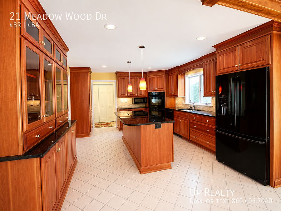 1st image of 21 Meadow Wood Dr