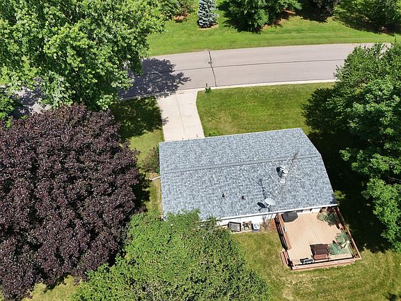 2nd image of 965 Fairway Cir