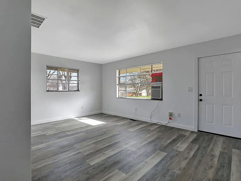 Newly Remodeled Spacious One Bedroom Apartments with Off Street Parking
Located in the Northmont City School District
Sewer,Water, and Trash Paid!
Call or text Direct for Showing