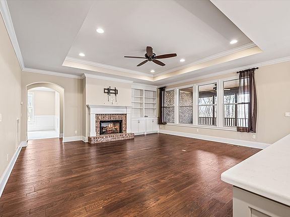 4th image of 136 Markham Ln