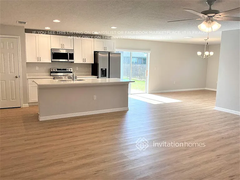 542 Fort Pierce St SW — Photo 2