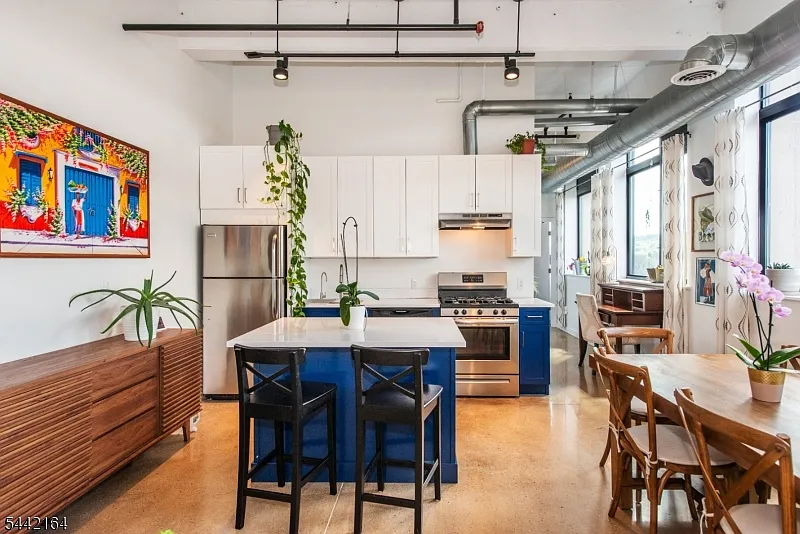2 bed, 1.0 bath, $2,600 — Photo 3