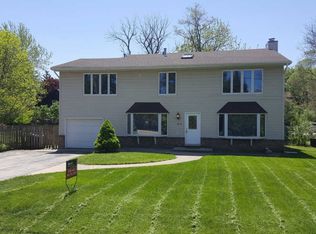 307 Burnett Rd, Island Lake, IL 60042