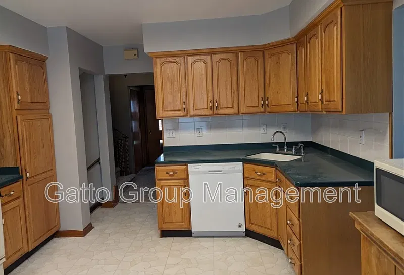3 bed, 2.5 bath, 1552 sqft, $1,550 — Photo 3