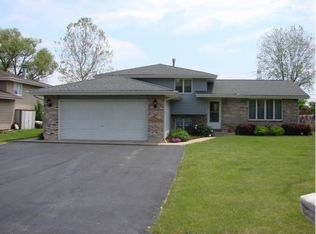 369 River Edge Dr, Romeoville, IL 60446