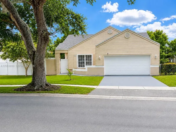 1040 SW 85th Ter, Pembroke Pines, FL 33025