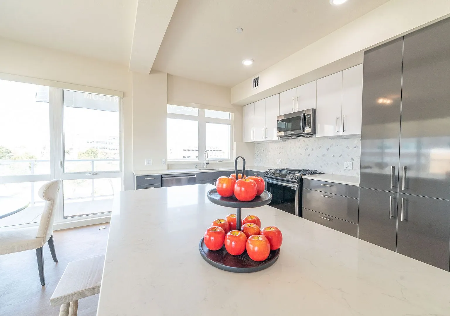 240 W Macarthur Blvd — Photo 1