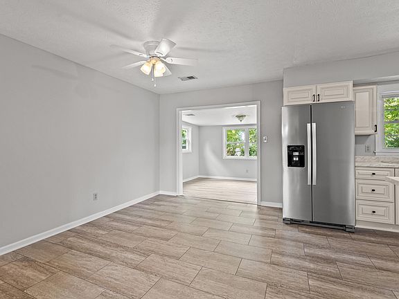 5th image of 501 1/2 Barberry Ln