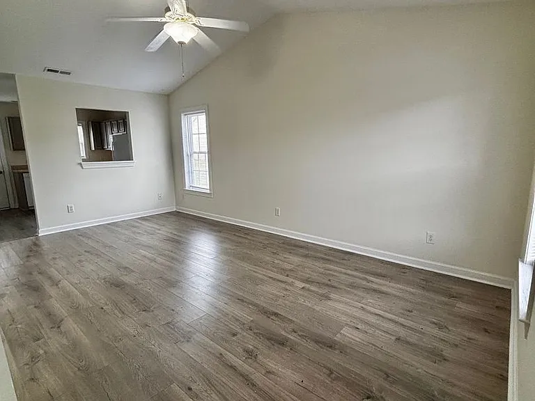 207 Ashwood Dr — Photo 2